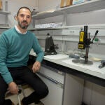 Marcos Guerra, investigador de la Universidad de León en el campus de Ponferrada, realiza un estudio sobre la conservación de las frutas y verduras del Bierzo una vez recolectadas