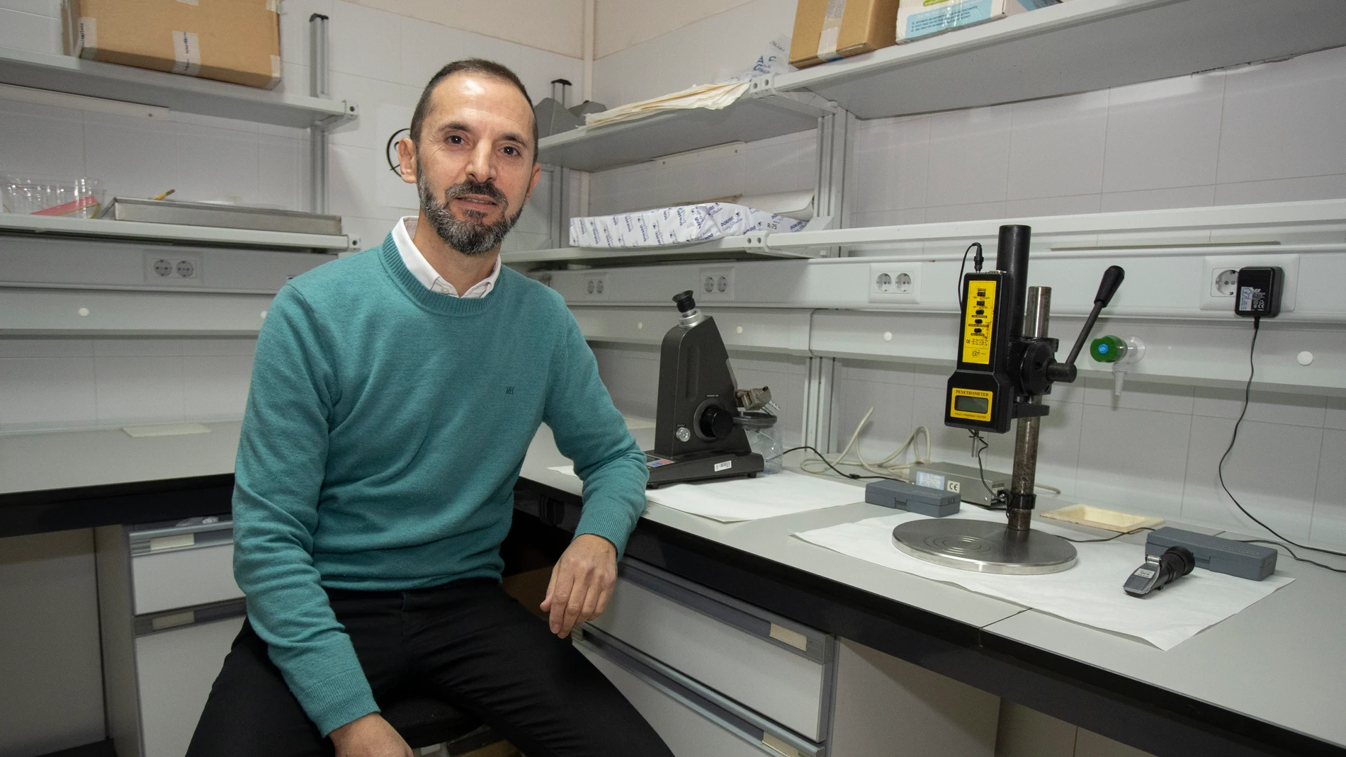 Marcos Guerra, investigador de la Universidad de León en el campus de Ponferrada, realiza un estudio sobre la conservación de las frutas y verduras del Bierzo una vez recolectadas