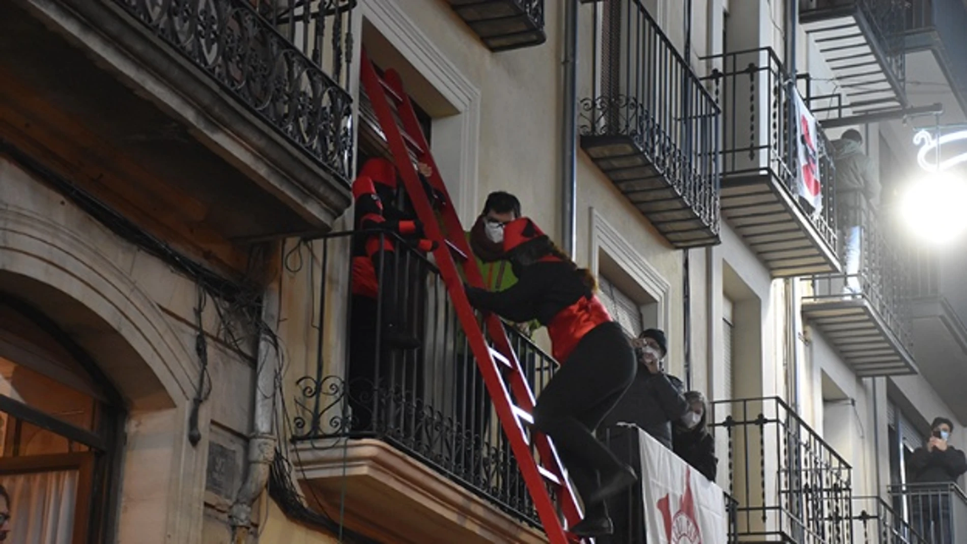 Los pajes reales utilizan las escaleras rojas para llegar a los balcones y repartir los regalos