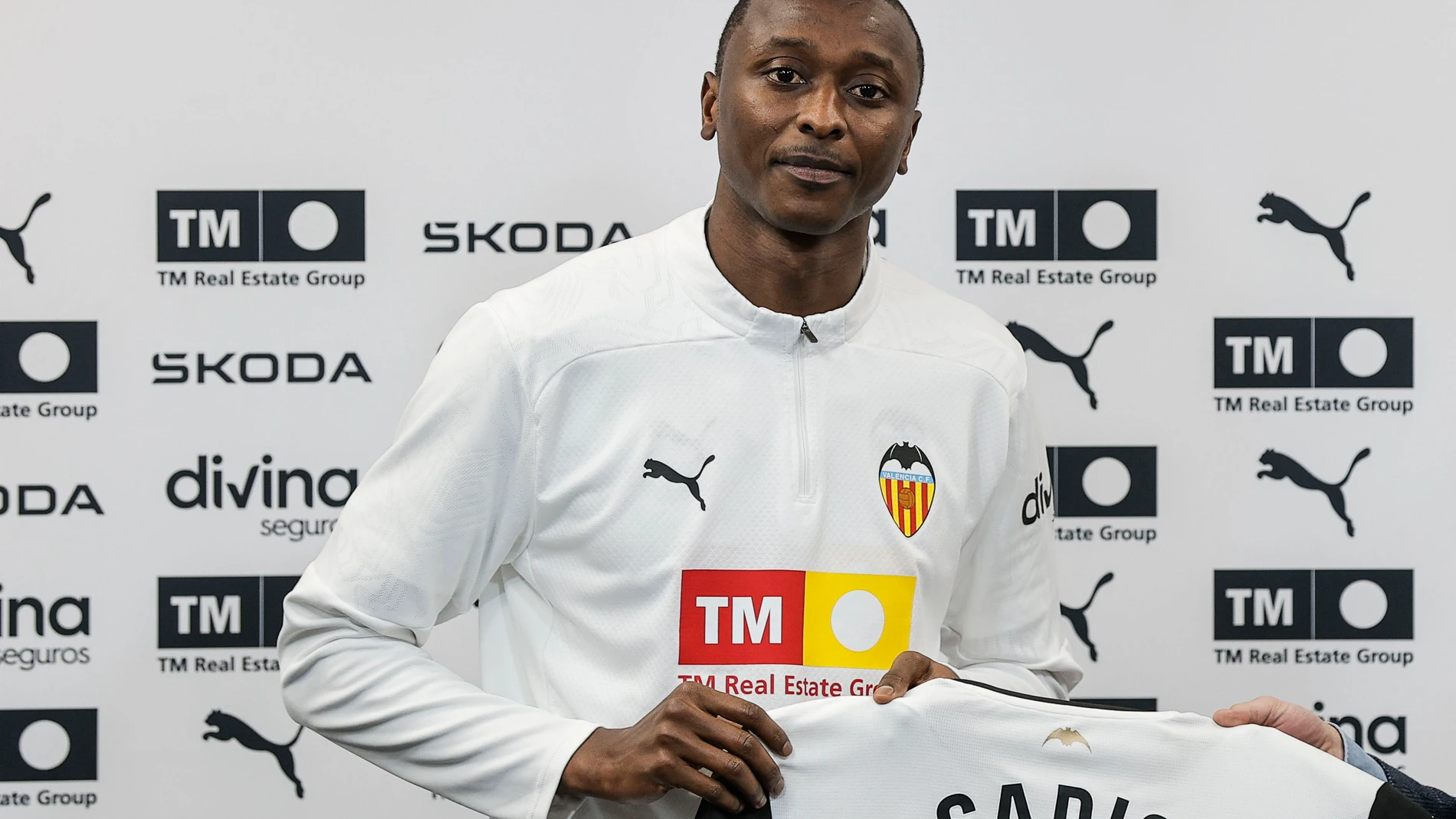 GRAFCVA4548. PATERNA (VALENCIA), 04/01/2025.- El delantero nigeriano Umar Sadiq muestra la camiseta con su nombre durante su presentación como jugador del Valencia, al que llega cedido de la Real Sociedad. EFE/Manuel Bruque