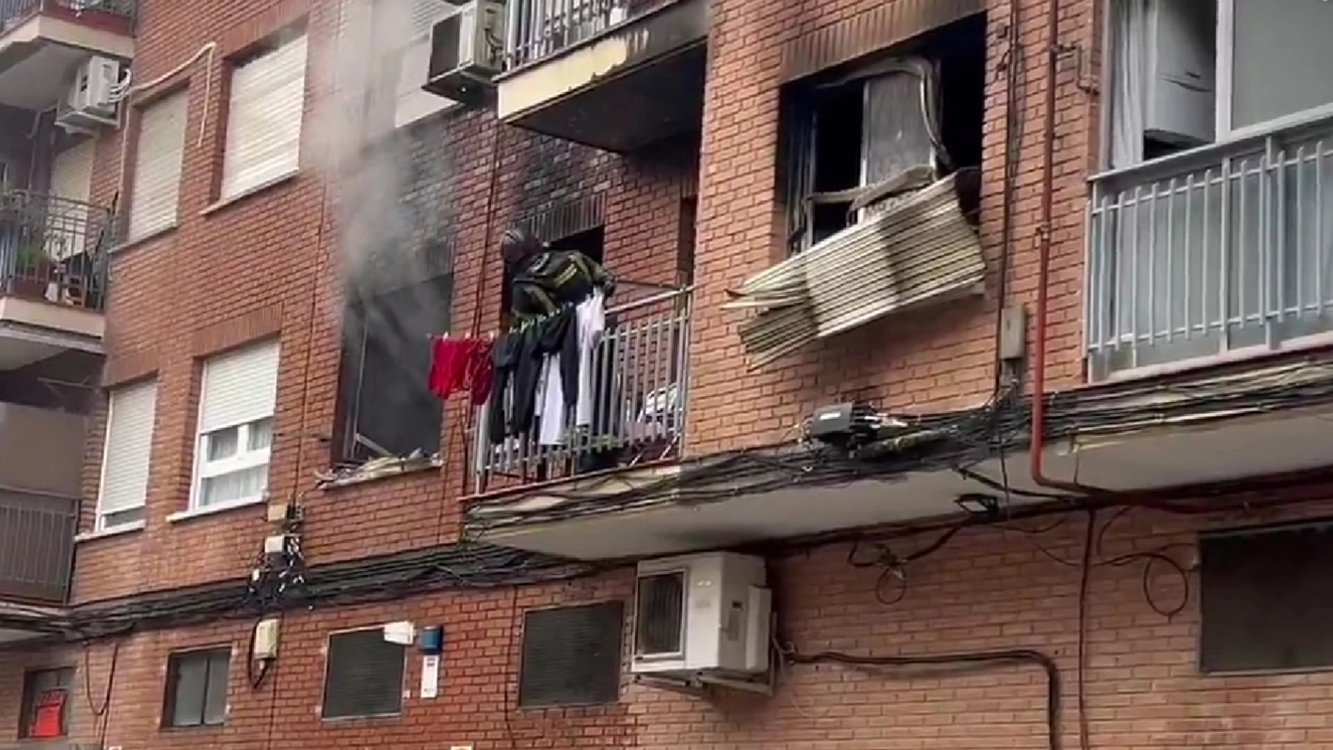 Incendio en una vivienda de Carabanchel REMITIDA / HANDOUT por EMERGENCIAS MADRID Fotografía remitida a medios de comunicación exclusivamente para ilustrar la noticia a la que hace referencia la imagen, y citando la procedencia de la imagen en la firma 04/01/2025