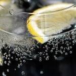 Un cardiólogo se moja y opina del famoso agua con limón: “No vale para mucho más que hidratarse” 