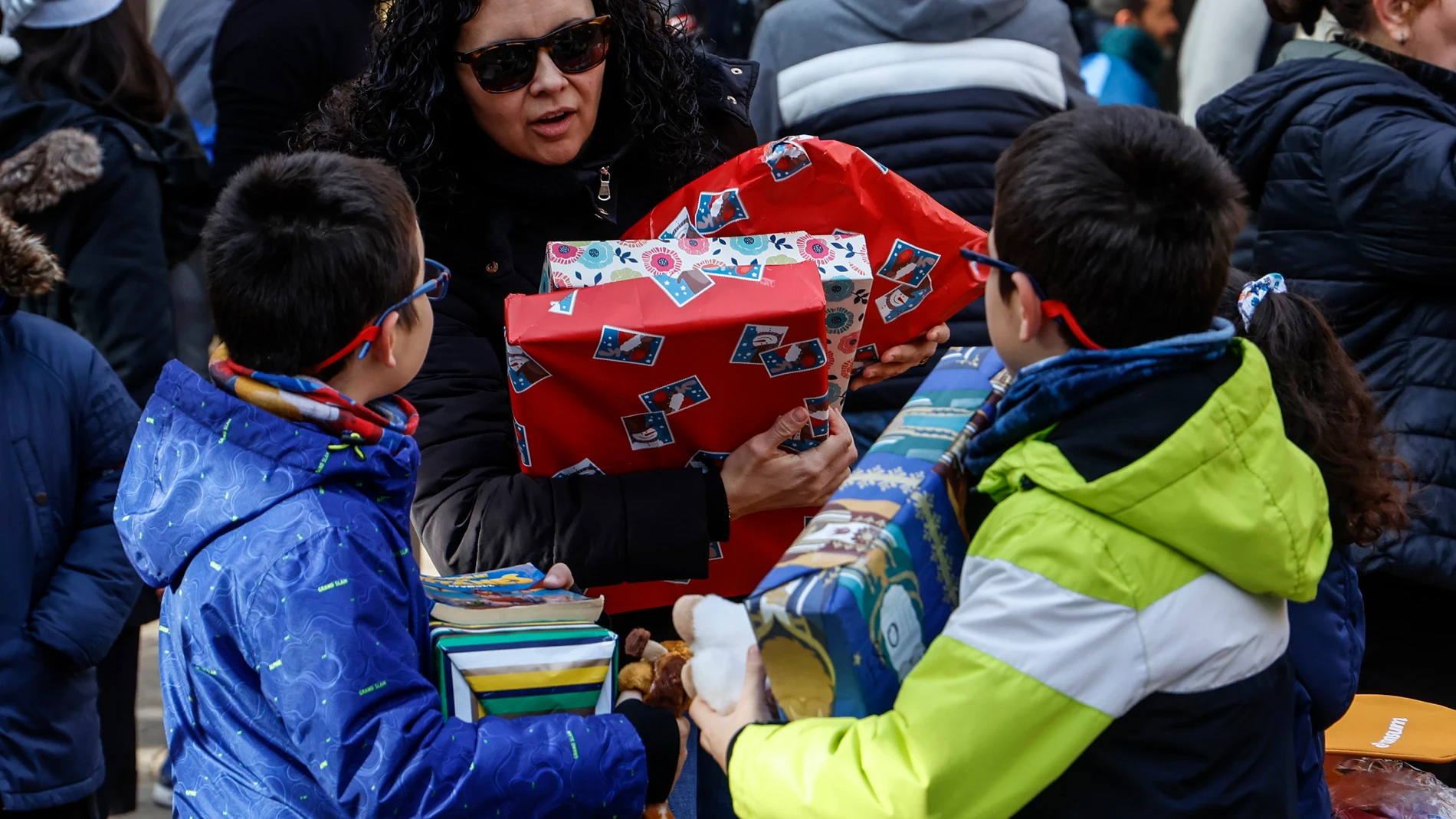 Reparto de regalos durante una cabalgata solidaria, a 4 de enero de 2025, en Paiporta, Valencia, Comunidad Valenciana (España). La cabalgata, organizada por el centro de voluntarios ‘La Cantina’ y Fundación Gomaespuma, discurre por ocho municipios afectados por la DANA, situados en la zona cero: Sedaví, Benetusser, Paiporta, Picaña, Massanassa, Alfafar, Catarroja y Albal, ofreciendo a los niños una fiesta para preparar la noche y el día de Reyes. 04 ENERO 2025;DANA;CABALGATA;REYES;SOLIDARIA;...