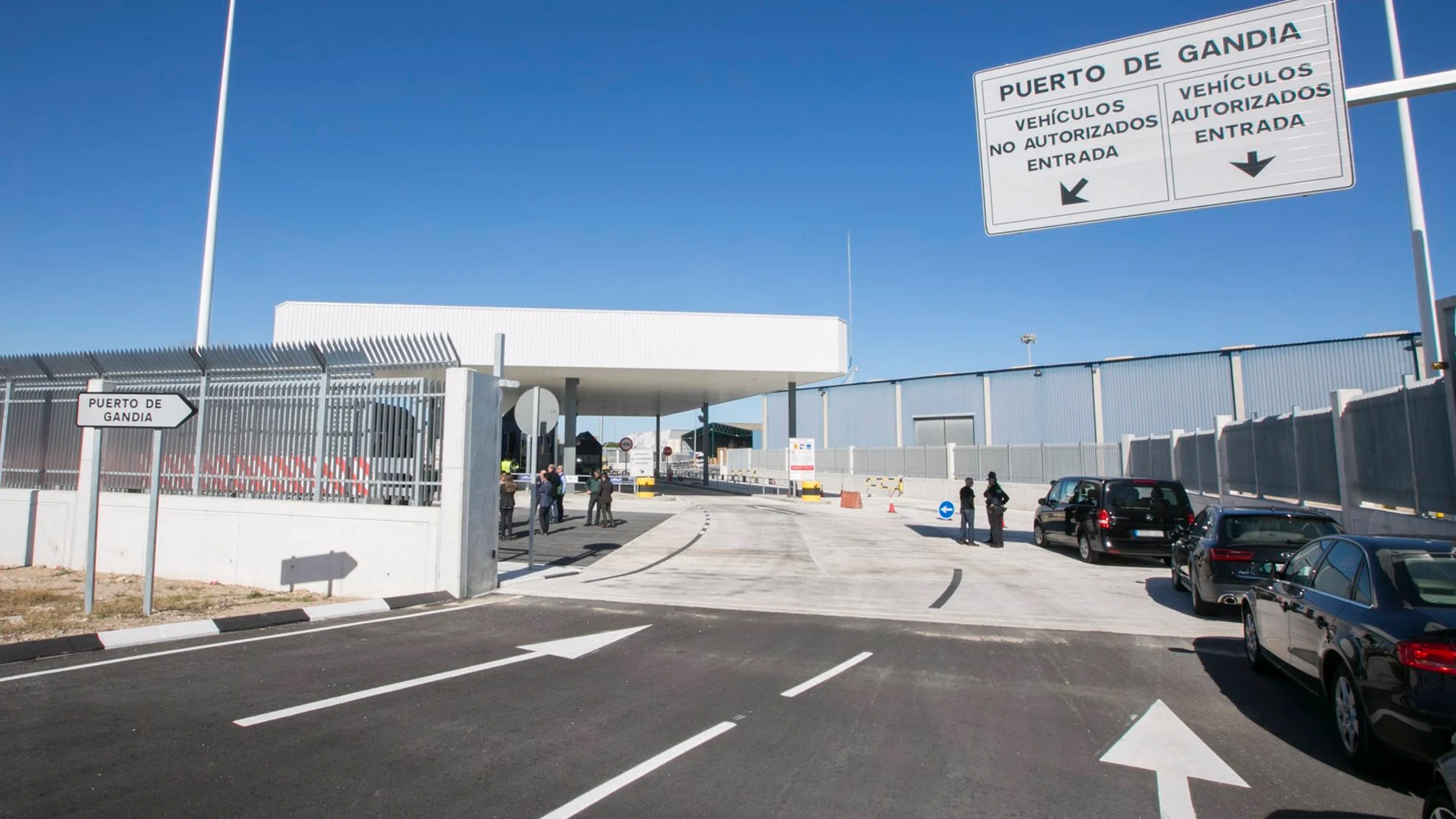 Herido un bombero durante los trabajos de extinción de un incendio en el puerto de Gandia (Valencia)