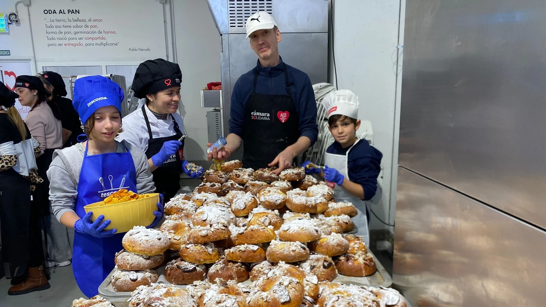 Alicante Gastronómica Solidaria reparte 2.000 roscones entre colectivos vulnerables y afectados por la DANA junto con el menú especial de la Noche de ReyesREMITIDA / HANDOUT por CÁMARA COMERCIO ALICANTEFotografía remitida a medios de comunicación exclusivamente para ilustrar la noticia a la que hace referencia la imagen, y citando la procedencia de la imagen en la firma04/01/2025