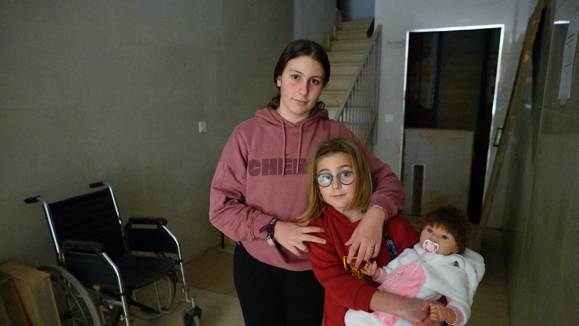 Èlia Candel, de nueve años, junto a su hermana Rocío, ambas vecinas de Massanassa que esperan con ilusión los regalos de los Reyes Magos