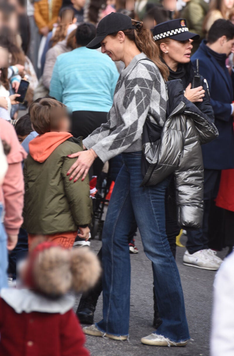 Eva González con jersey de rombos gris.