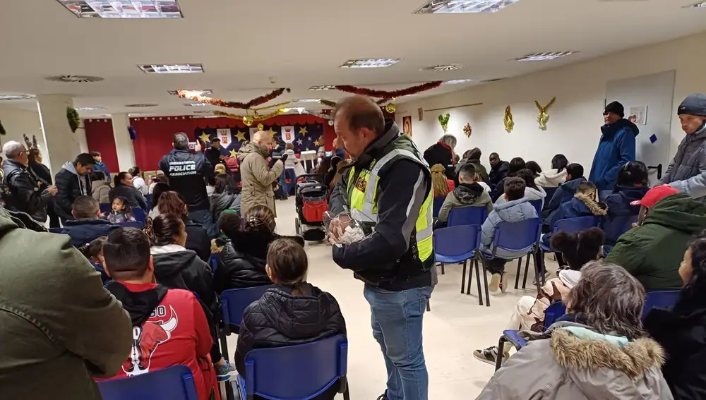 Uno de los motorista participante entrega caramelos a los presentes