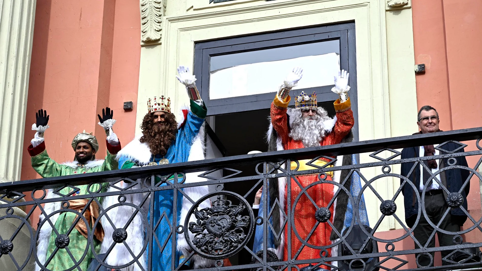 Melchor, Gaspar y Baltasar inundan de alegría la ciudad de Murcia