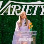 Jennifer Lopez con vestido de ensueño en tono lavanda pastel.