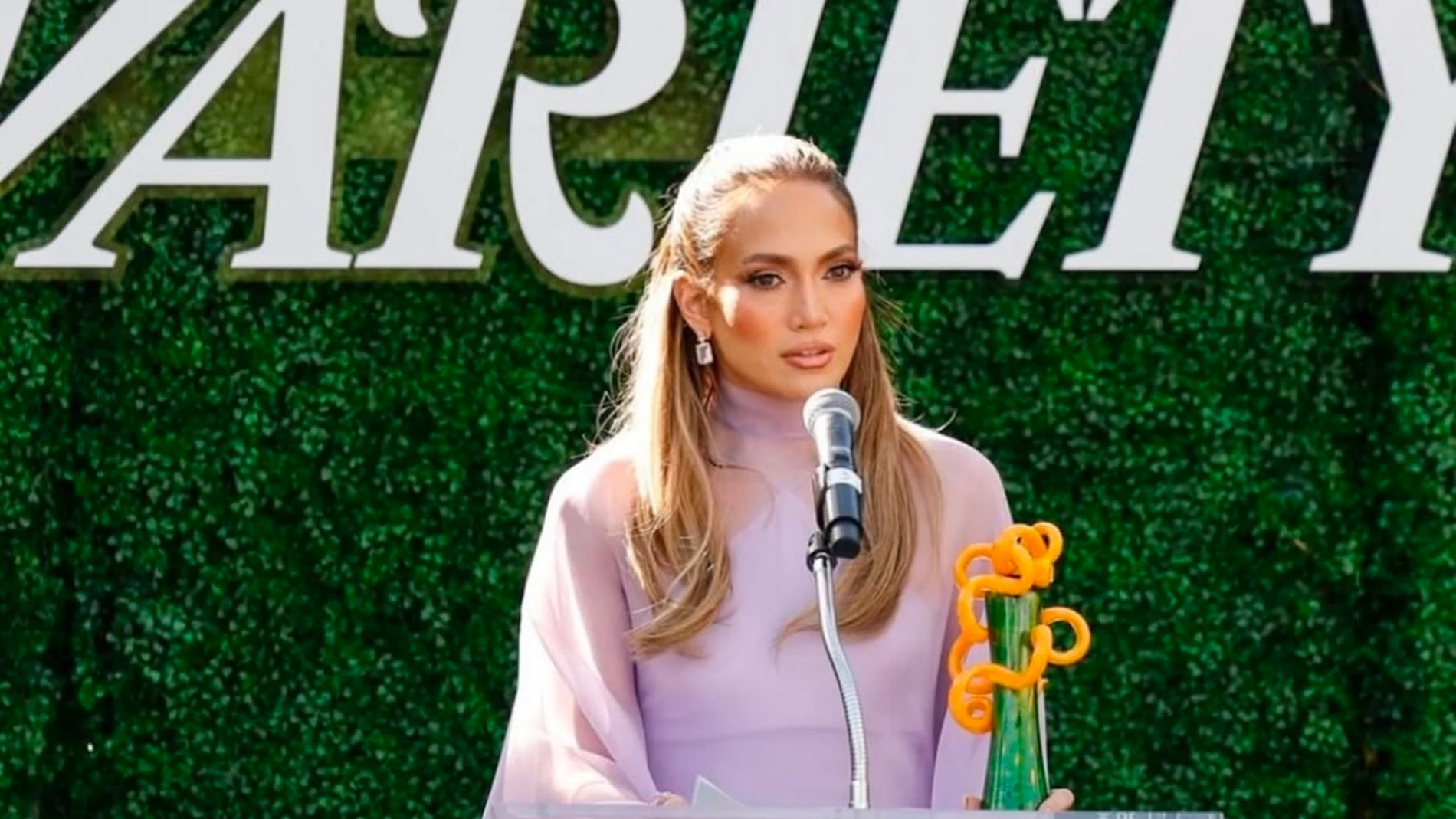 Jennifer Lopez con vestido de ensueño en tono lavanda pastel.