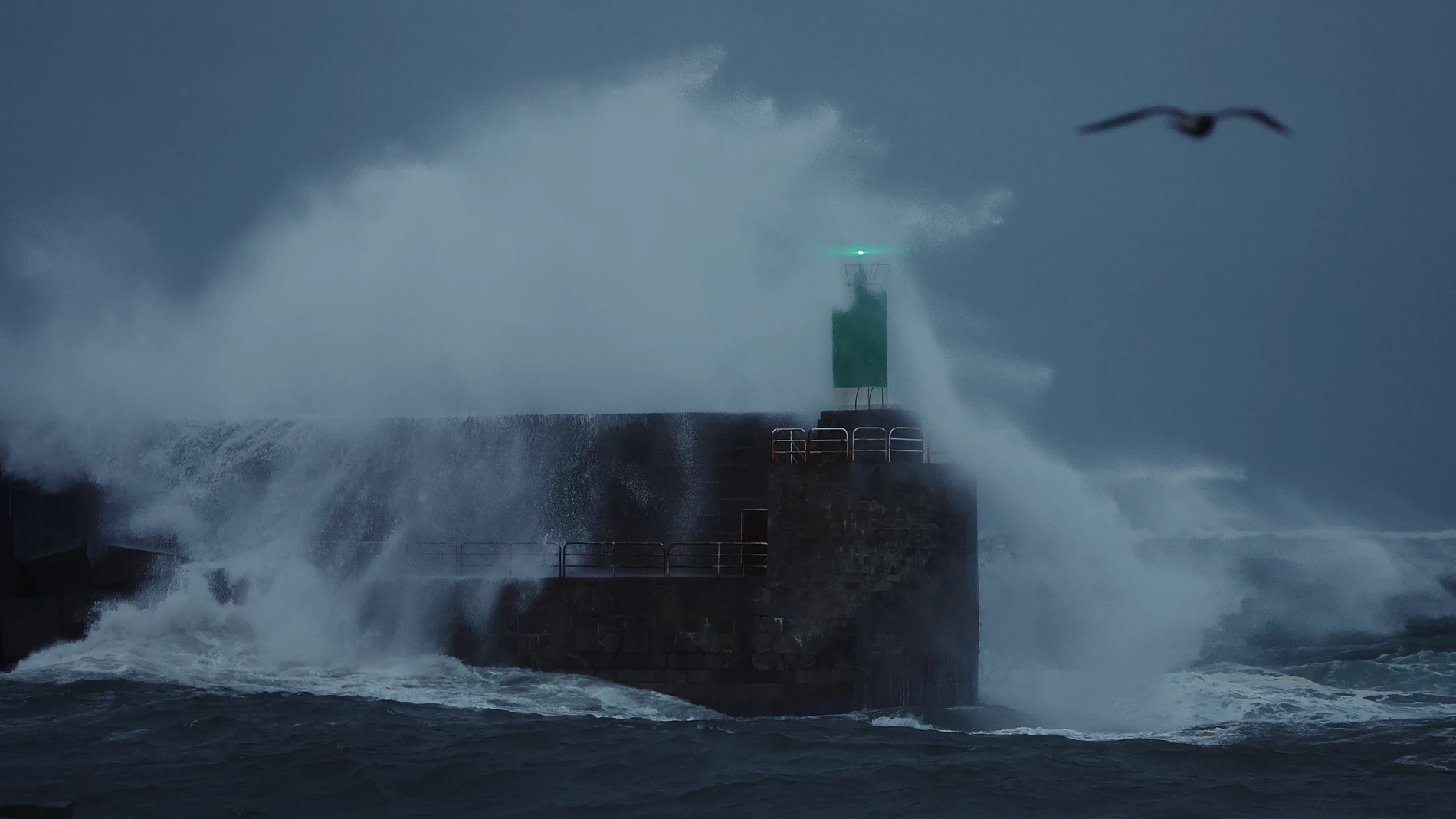 FOTODELDÍA GRAF4006. A GUARDA (PONTEVEDRA), 05/01/2025.- Una ola rompe contra el dique del puerto durante el temporal que azota la costa gallega este domingo en A Guarda, Pontevedra. EFE/Sxenick