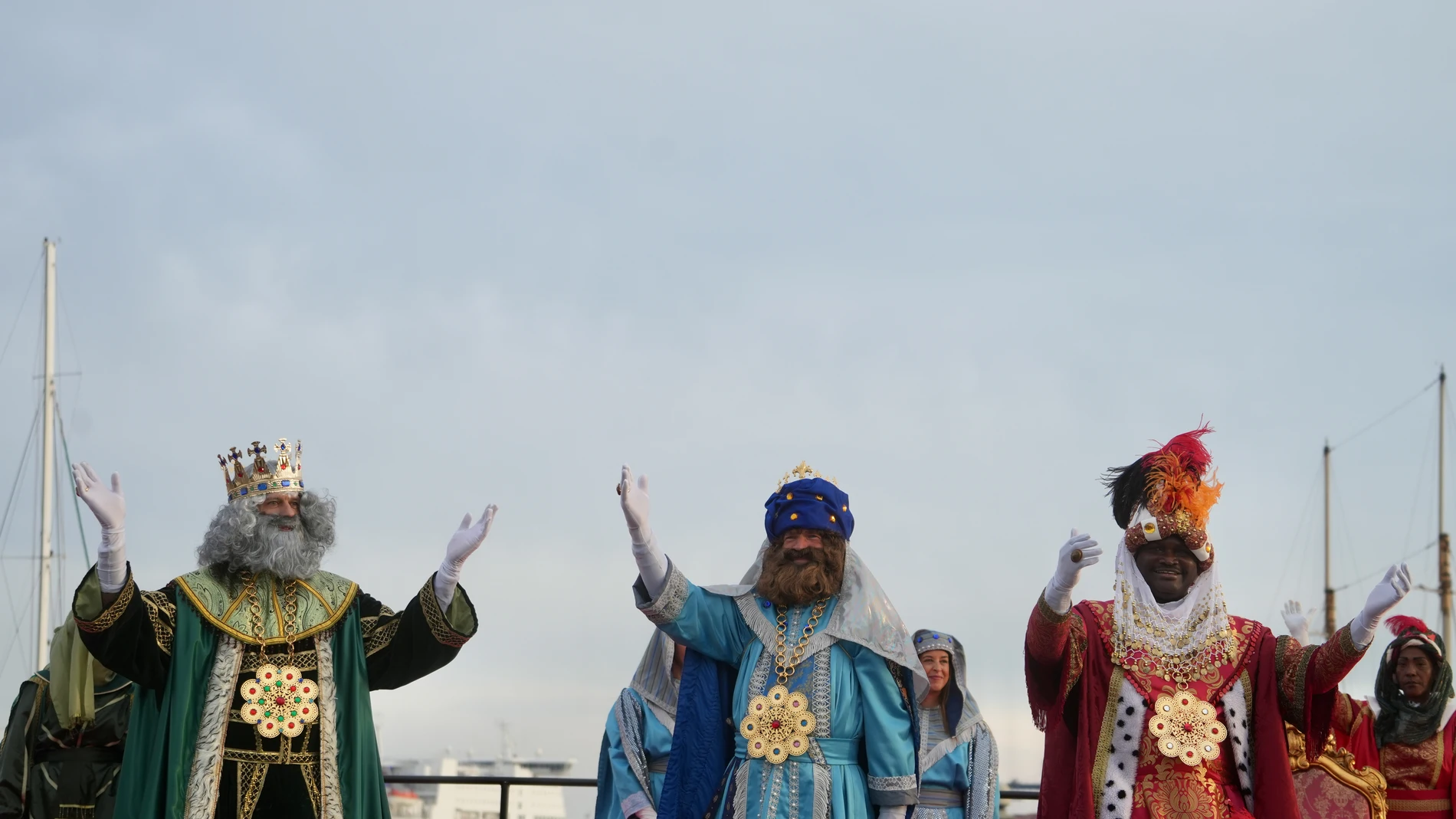 Los Reyes Magos a su llegada a la Marina de Valencia, a 5 de enero de 2025, en Valencia, Comunidad Valenciana (España). Los Reyes Magos han llegado al puerto en barco, donde han sido bienvenidos por los niños valencianos y, después, acompañados a la Alameda para el comienzo de la Cabalgata.05 ENERO 2025;LLEGADA;PUERTO;BARCO;REYES;REYES MAGOSEduardo Manzana / Europa Press05/01/2025
