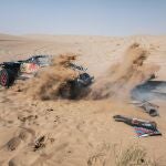 El Raptor de Sainz volcó al coronar una duna