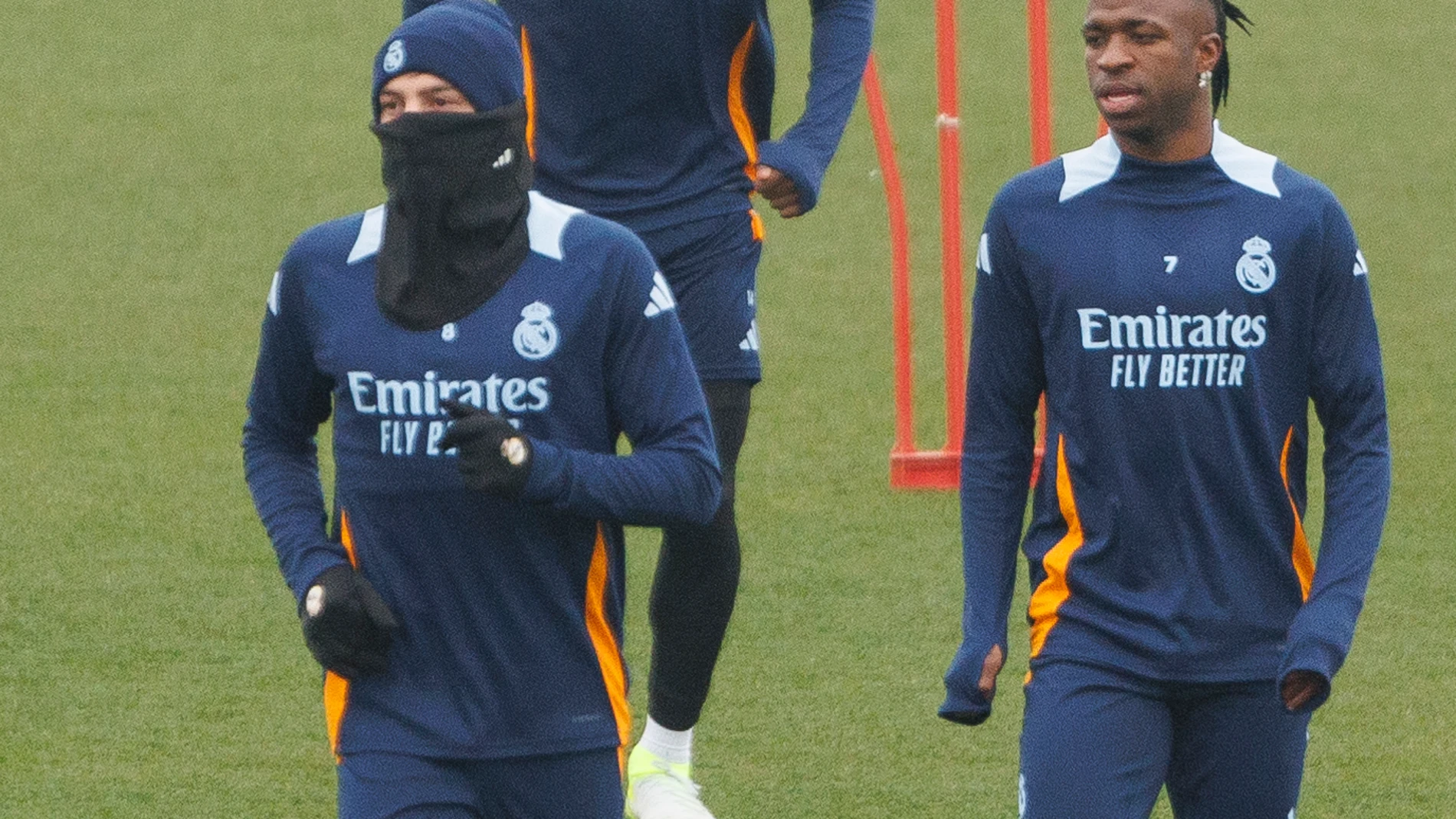 MADRID, 05/01/2025.- Los jugadores del Real Madrid Federico Valverde (i-d), Aurelien Touchameni y Vinicius Junior durante el entrenamiento previo al partido de Copa del Rey contra la Deportiva Minera en la Ciudad Real Madrid en Valdebebas, Madrid, este domingo. EFE/Sergio Pérez