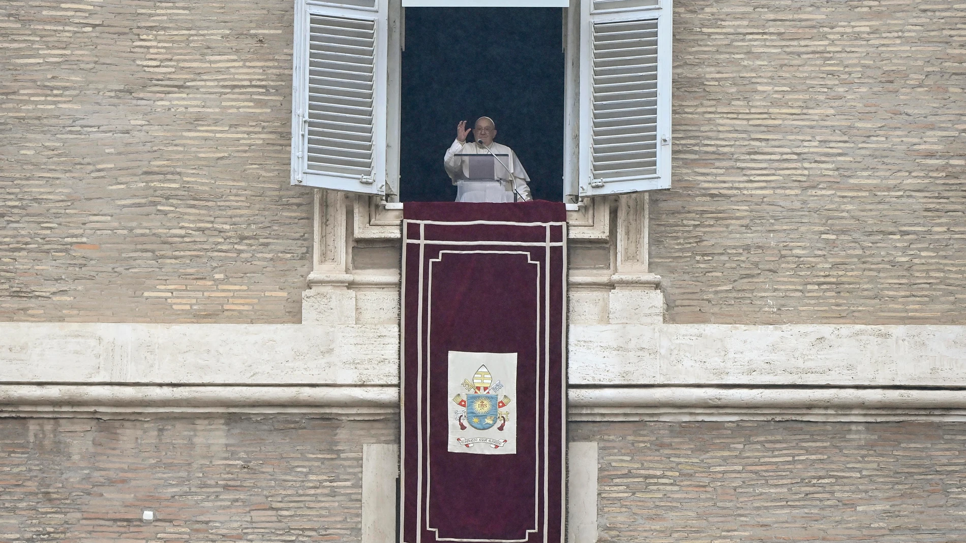El Papa Francisco dirige la oración del ángelus, una tradicional oración dominical, desde la ventana de su despacho con vistas a la Plaza de San Pedro, Ciudad del Vaticano,este domingo.-EFE/ Riccardo Antimiani