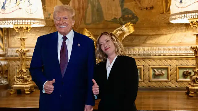 La primera ministra italiana, Giorgia Meloni, visitó a Donald Trump el 5 de enero en su residencia de Mar-a-Lago (Florida) January 5, 2025, Palm Beach: This handout picture released by the Chigi Palace Press Office on 05 January 2025 shows Italian Prime Minister Giorgia Meloni meeting with US President-elect Donald Trump at his residence at Mar-a-Lago in Palm Beach, Florida, on 04 January 2025..ANSA/ CHIGI PALACE PRESS OFFICE/ FILIPPO ATTILI.+++ ANSA PROVIDES ACCESS TO THIS HANDOUT PHOTO TO BE USED SOLELY TO ILLUSTRATE NEWS REPORTING OR COMMENTARY ON THE FACTS OR EVENTS DEPICTED IN THIS IMAGE; NO ARCHIVING; NO...