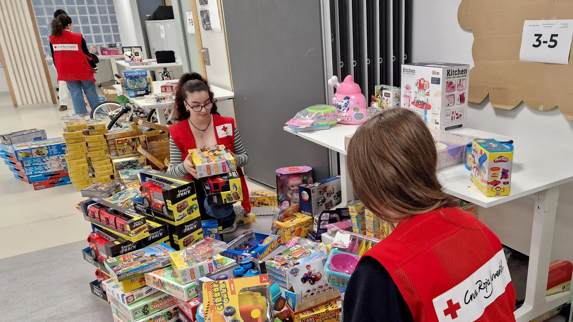 Voluntarios de Cruz Roja recogen los juguetes