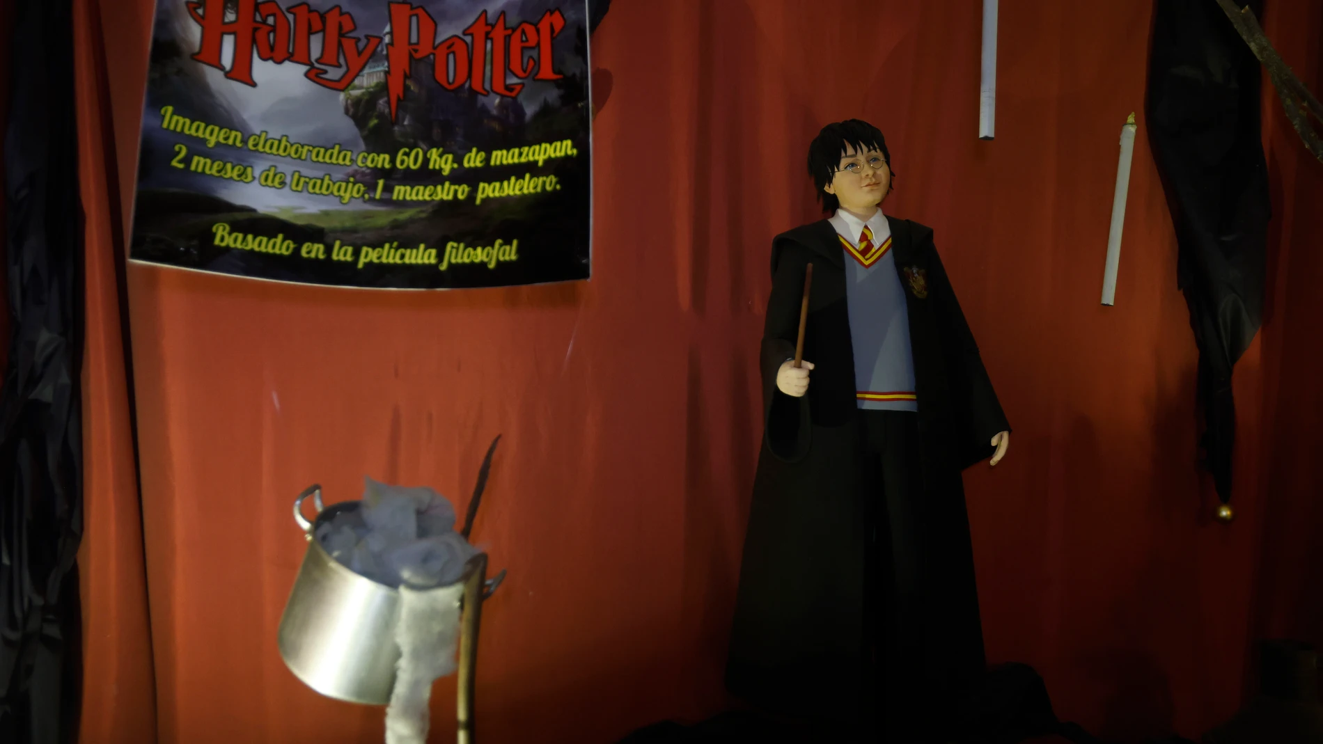 RUTE (CÓRDOBA), 05/01/2025.- Figura de Harry Potter a tamaño real hecha completamente de mazapán en la localidad de Rute, pueblo "navideño" por excelencia del sur de la provincia de Córdoba. EFE/ Salas
