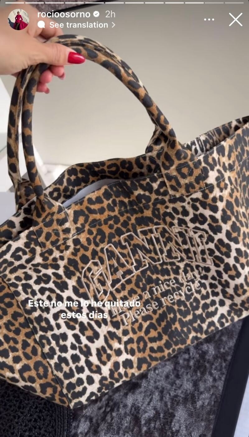 El bolso tote y estampado leopardo de Rocío Osorno.