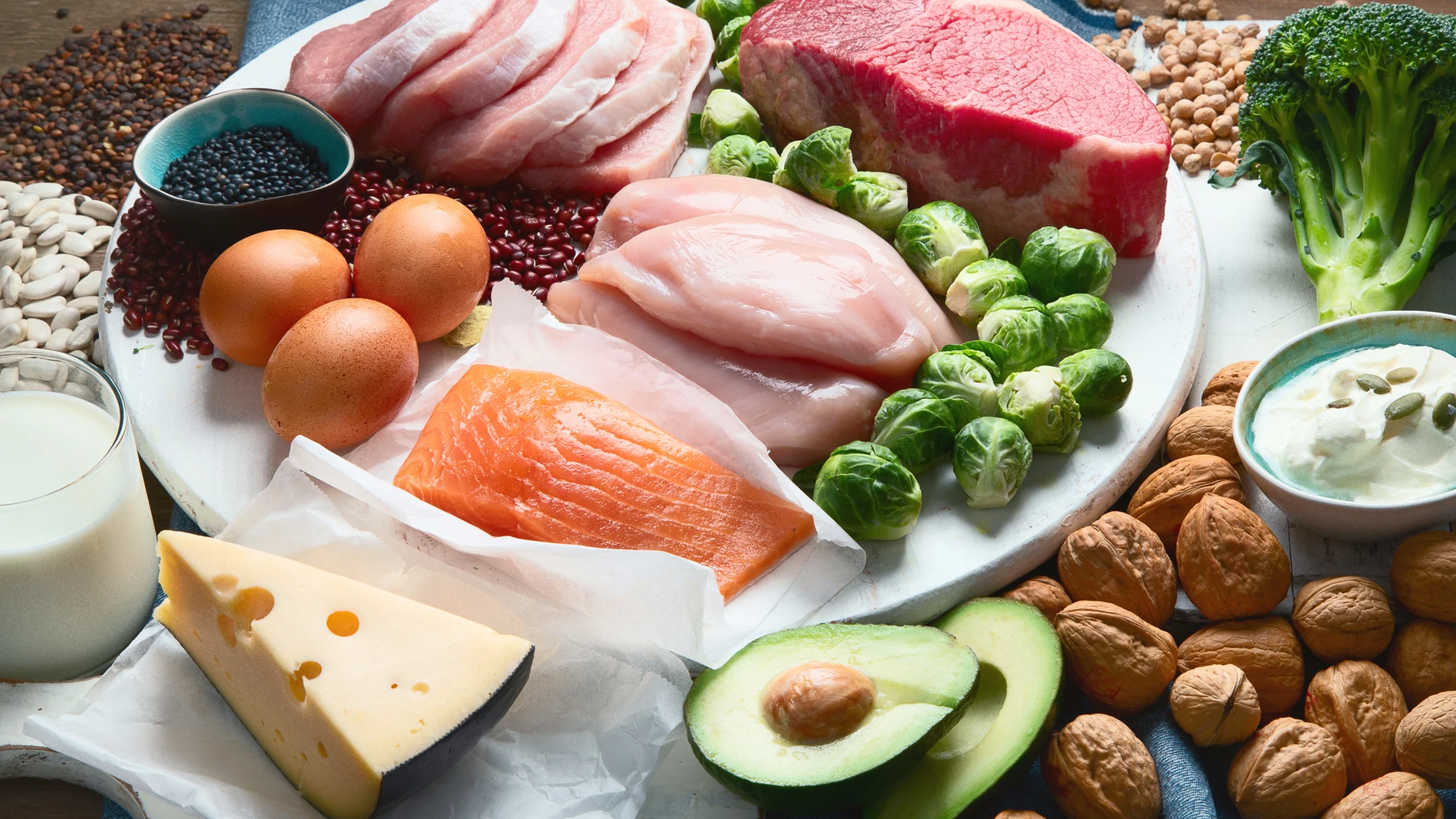 Al igual que existen alimentos con una gran cantidad de nutrientes y beneficios para la salud, también hay determinadas comidas o productos que debemos evitar para cuidar nuestro cuerpo y cerebro