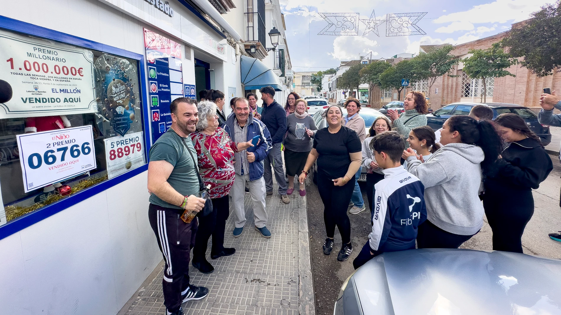 LA PUEBLA DE CAZALLA (SEVILLA), 06/01/2025.- Celebraciones junto a la administración de La Puebla de Cazalla en Sevilla donde ha tocado 10 décimos del segundo premio de la Lotería de El Niño. EFE/ David Arjona