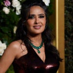 Salma Hayek en los Globos de Oro 2025.