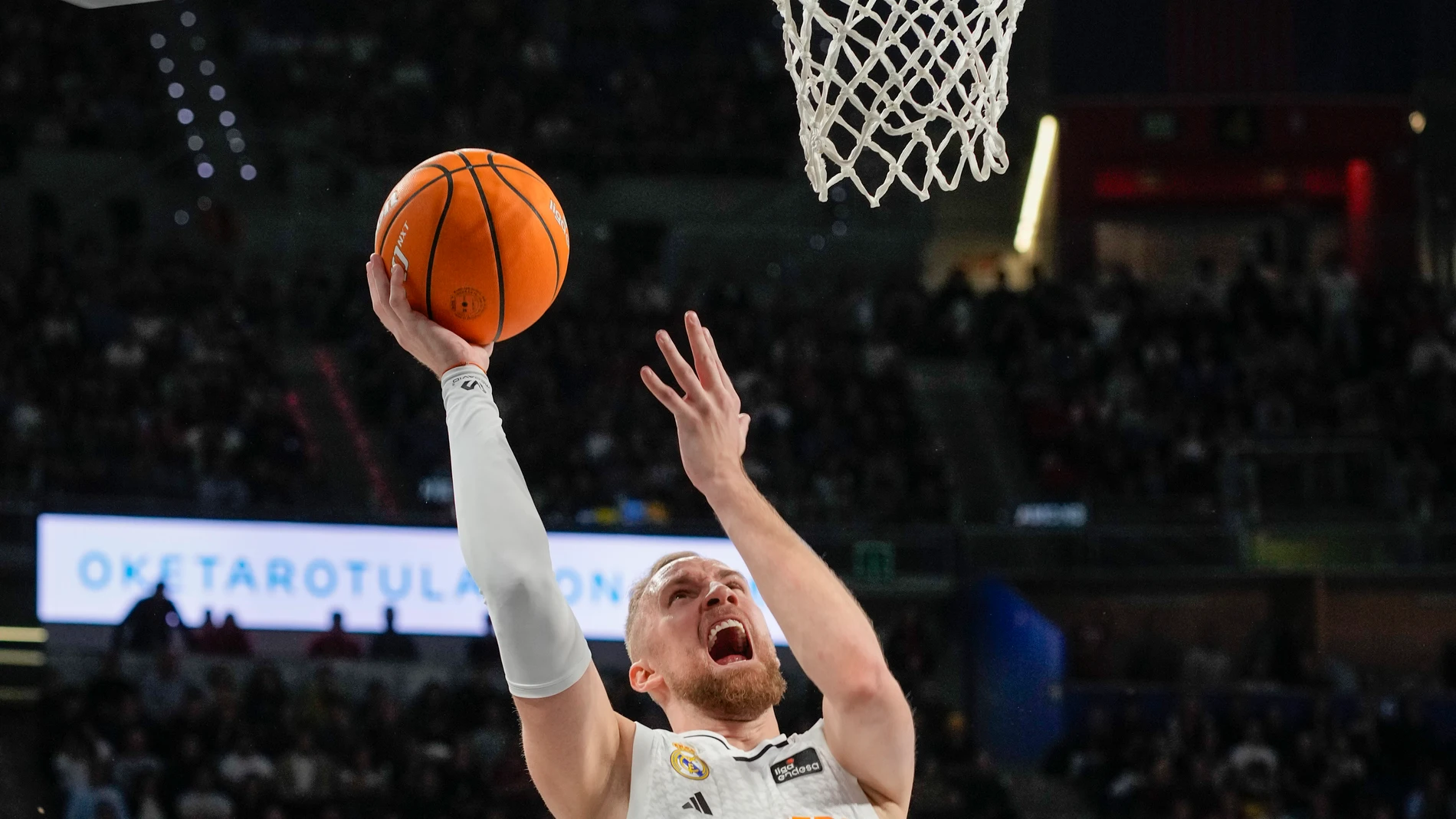 VITORIA 06/01/2025.- El alero bosnio del Real Madrid Dzanan Musa (detrás) lanza a canasta ante el base estadounidense del Baskonia Kamar Baldwin durante el encuentro correspondiente a la fase regular de la Liga Endesa que disputan hoy lunes en el Fernando Buesa de Vitoria. EFE / ADRIÁN RUIZ HIERRO
