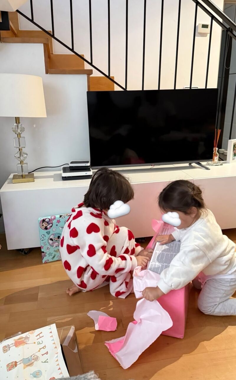 Martín, el hijo de Adara Molinero, abriendo regalos el Día de Reyes