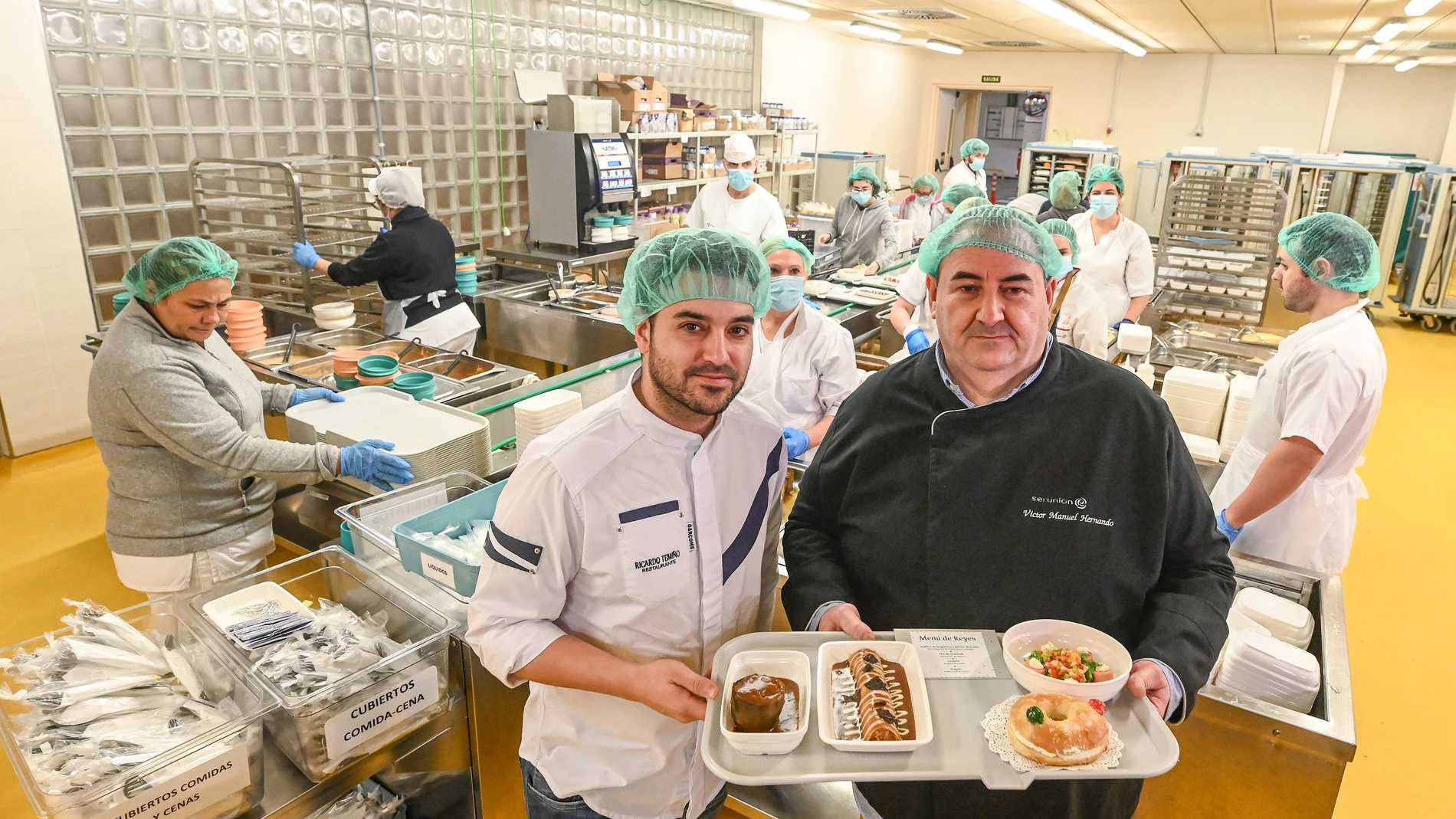 El chef Ricardo Temiño elabora una comida con tintes navideños para los pacientes del HUBU