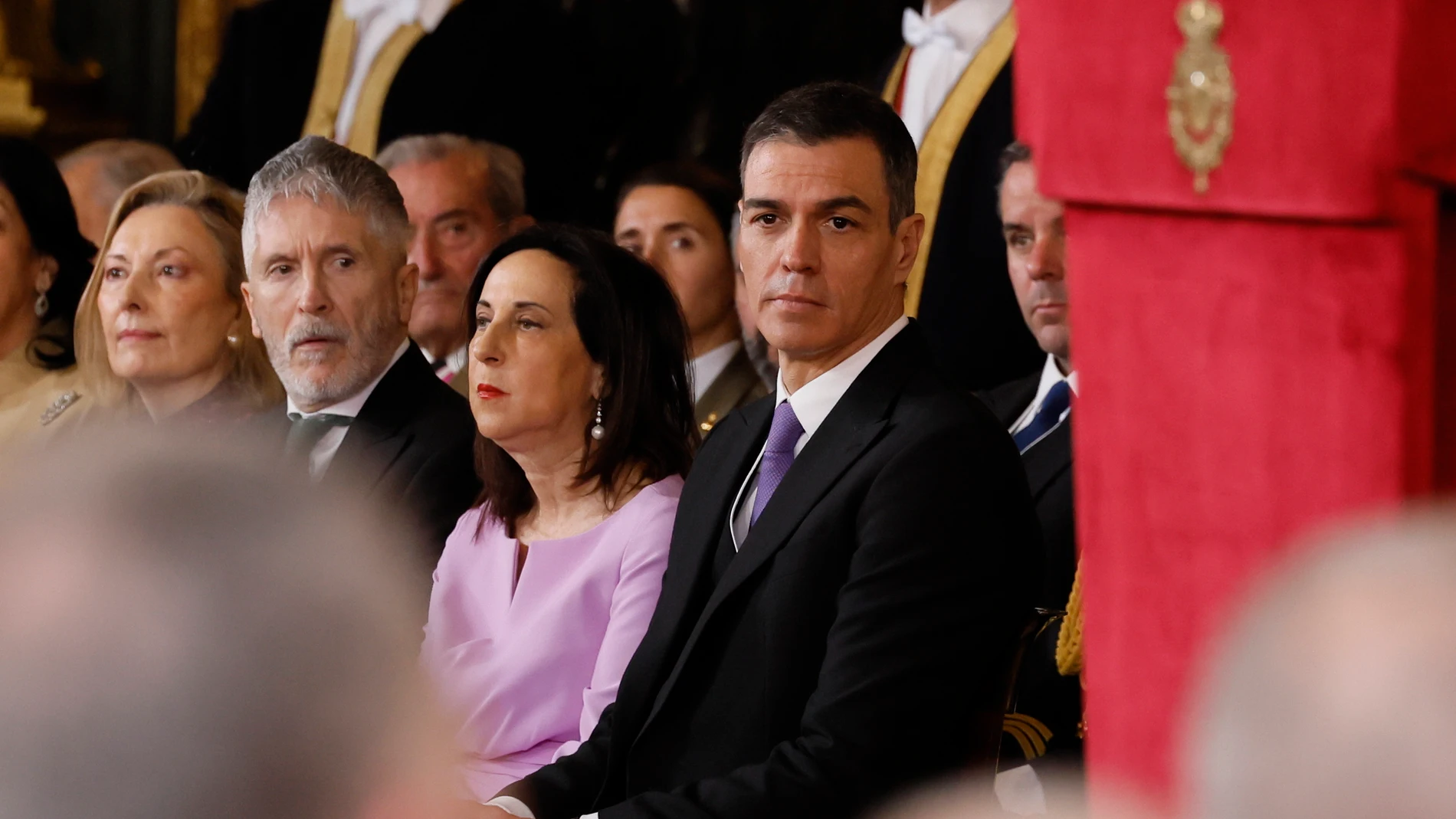 MADRID, 06/01/2025.- El ministro del Interior, Fernando Grande-Marlaska (2i), la ministra de Defensa, Margarita Robles (c), y el presidente del Gobierno, Pedro Sánchez (d), durante la celebración de la Pascua Militar este lunes en el Palacio Real en Madrid. EFE/ Ballesteros / POOL
