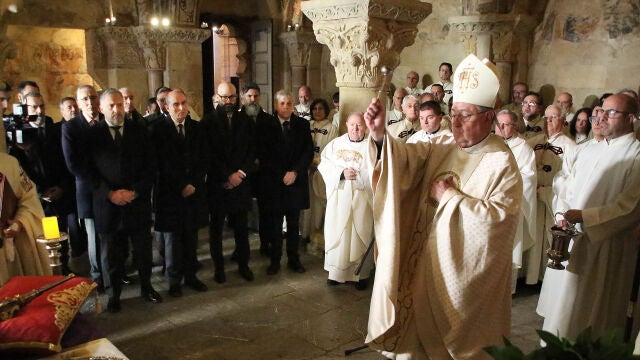 El alcalde, José Antonio Díez, el presidente de las Cortes, Carlos Pollán, el delegado territorial, Eduardo Diego y el obispo de León Luis Ángel de las Heras en el Responso y homenaje a los reyes de León ante el Panteón de la Colegiata de San Isidoro