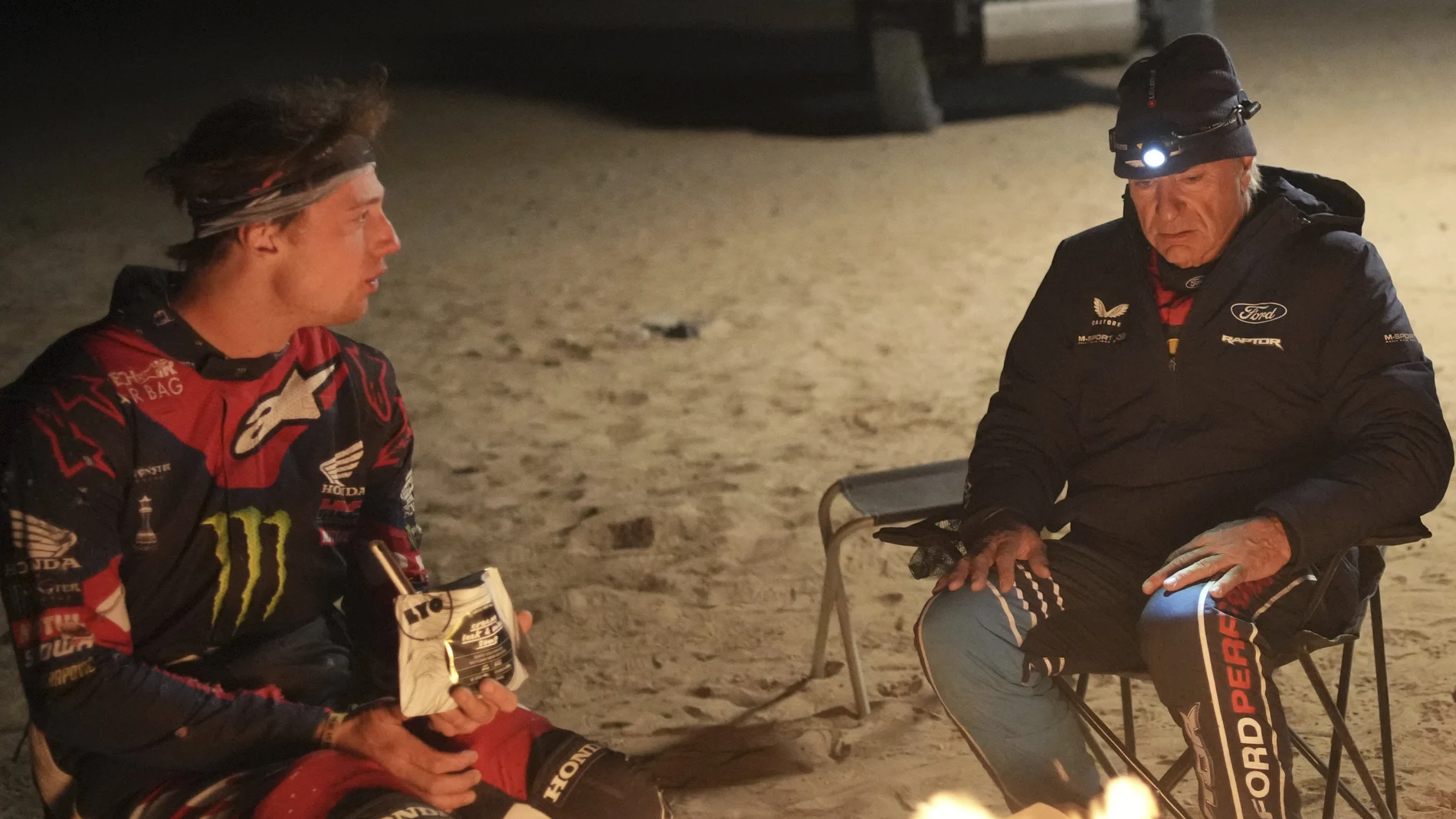 Carlos Sainz, en el campamento junto al español Schareina