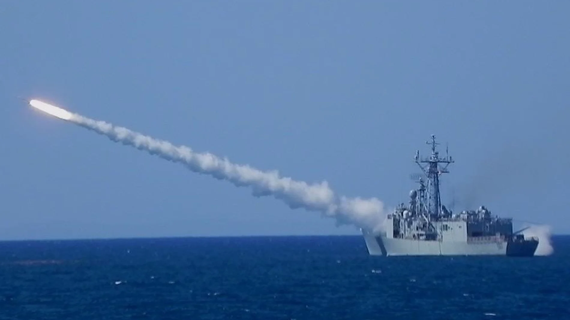 Lanzamiento de un misil sm1 desde una fragata f80