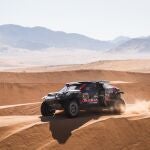 Al Attiyah, con su Dacia superando una duna