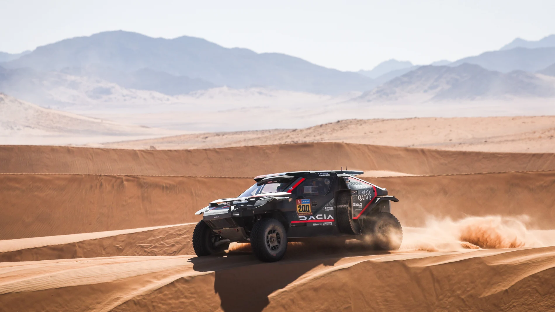 Al Attiyah, con su Dacia superando una duna
