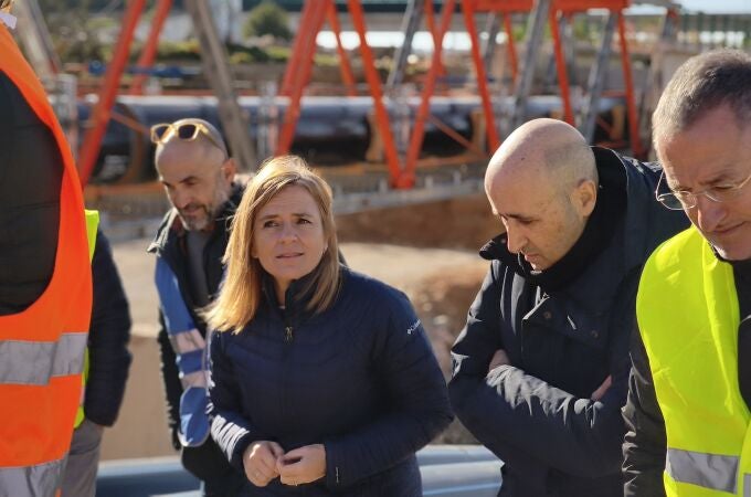 La delegada del Gobierno en la Comunitat Valenciana, Pilar Bernabé, junto al presidente de la Confederación Hidrográfica del Júcar (CHJ), Miguel Ángel Polo, ha visitado esta mañana las obras de emergencia que se realizan en el canal Júcar-Turia,