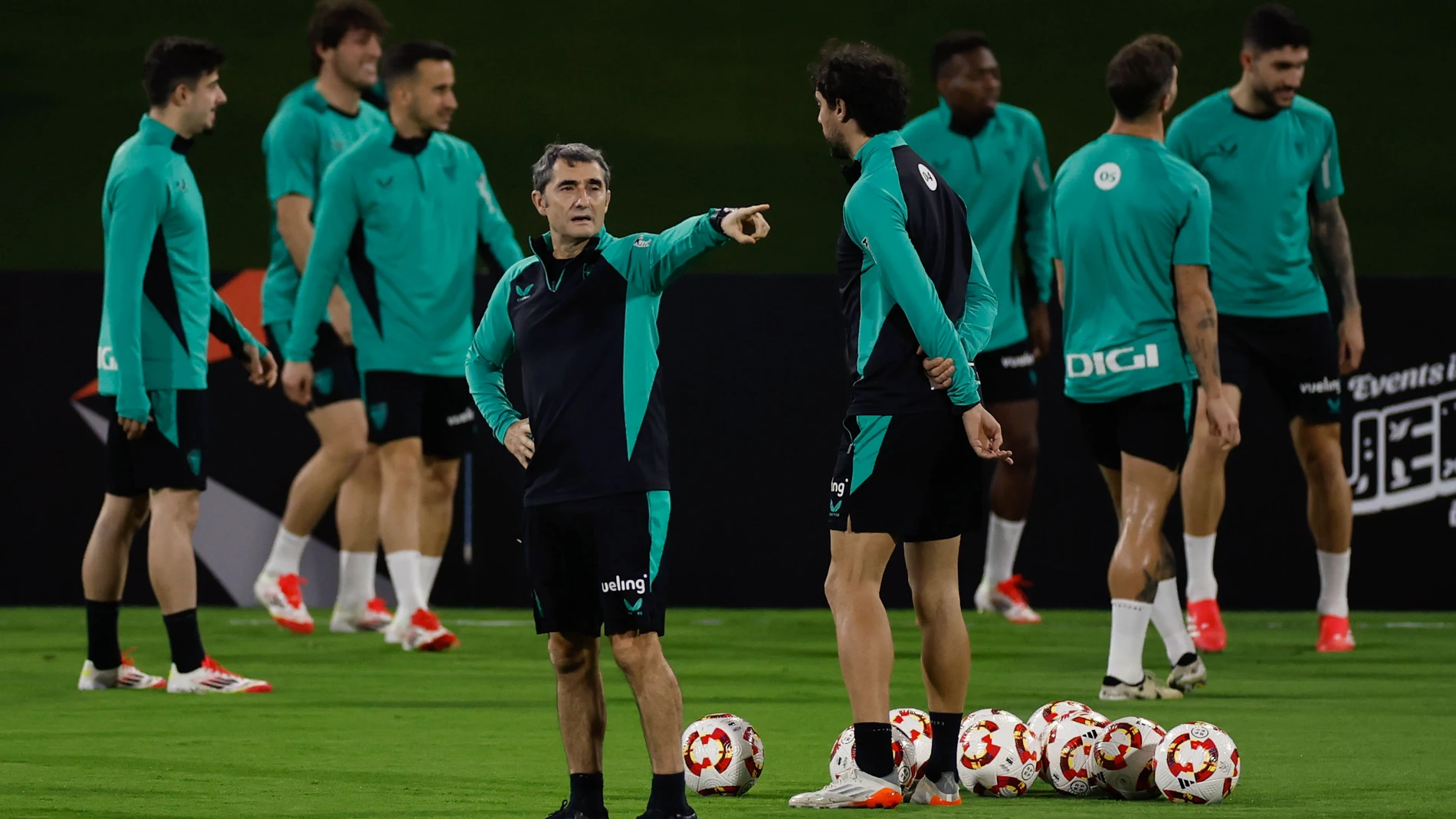 YEDA (ARABIA SAUDÍ), 07/01/2025.- El entrenador del Athletic, Ernesto Valverde, durante su entrenamiento de este martes en Yeda. en la víspera del partido de semifinales de la Supercopa de España de fútbol que les enfrenta al Barcelona. EFE/ Alberto Estévez