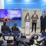 La consejera Carmen Conesa durante su intervención, en presencia del alcalde de Caravaca de la Cruz y del hermano mayor de la Cofradía de la Vera Cruz