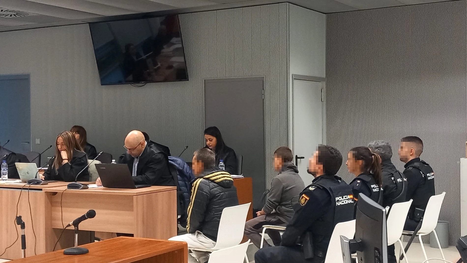 (Foto de ARCHIVO) Los acusados por el asesinato del hostelero de Cuzcurrita en una sesión del juicio en Logrroño EUROPA PRESS 13/11/2024