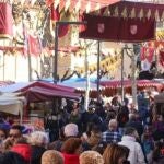 Puestos artesanales y comerciales en el mercado medieval de Parets del Vallès