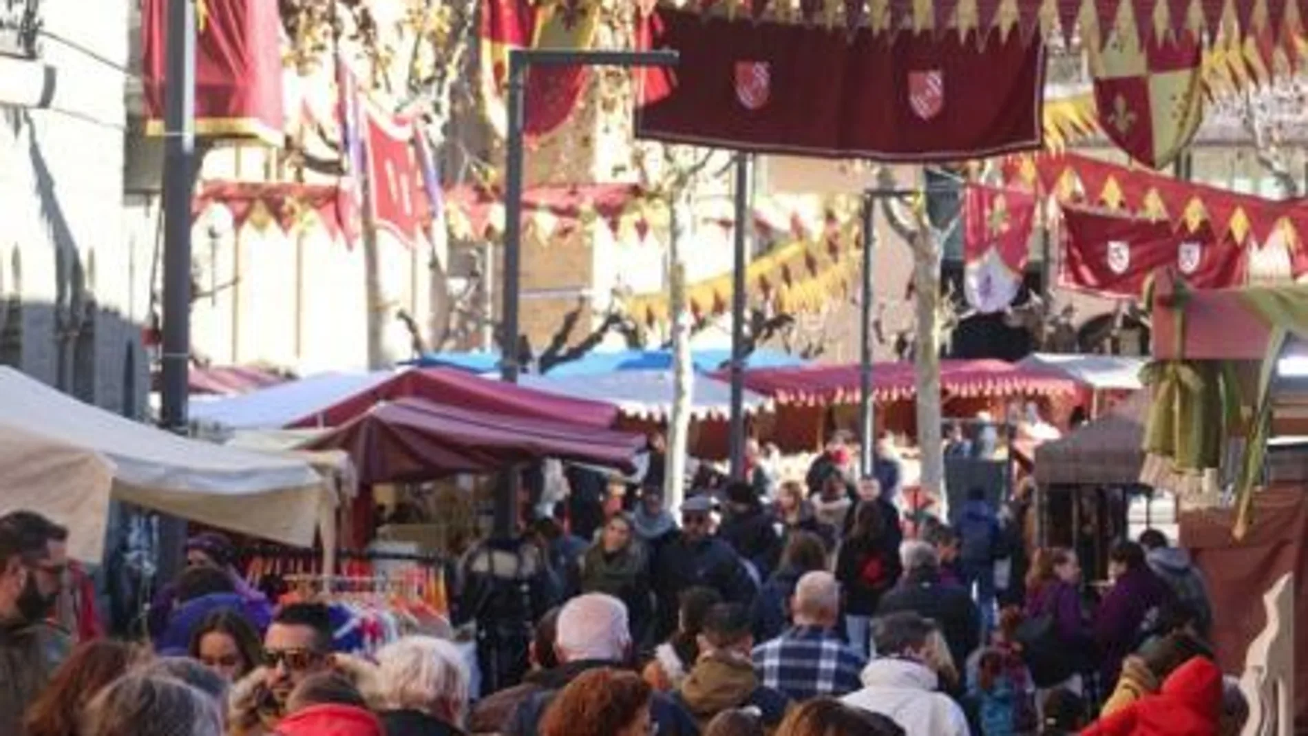 Puestos artesanales y comerciales en el mercado medieval de Parets del Vallès