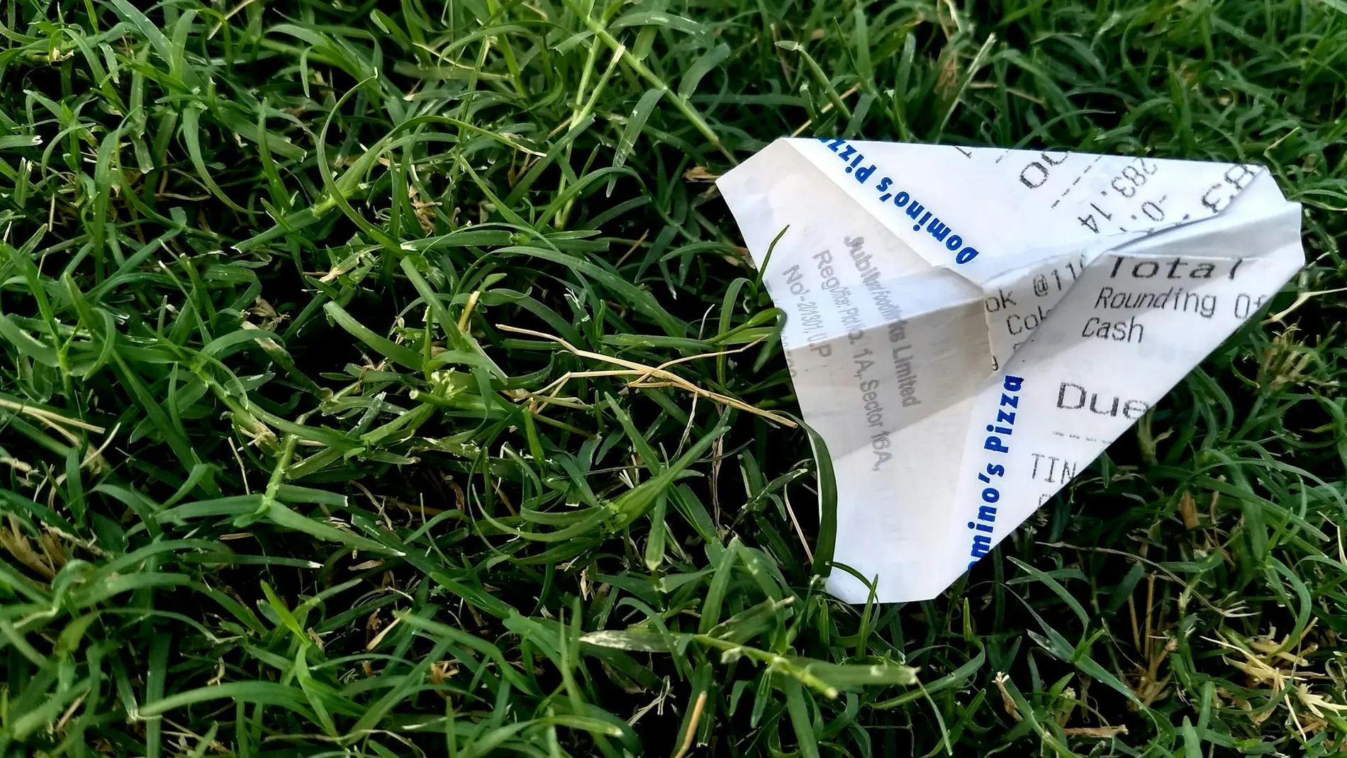 Avión de papel con ticket de la compra