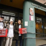 Oncobierzo entrega a la Junta más de 100.000 firmas para reclamar mejoras en la Oncología en la comarca del Bierzo