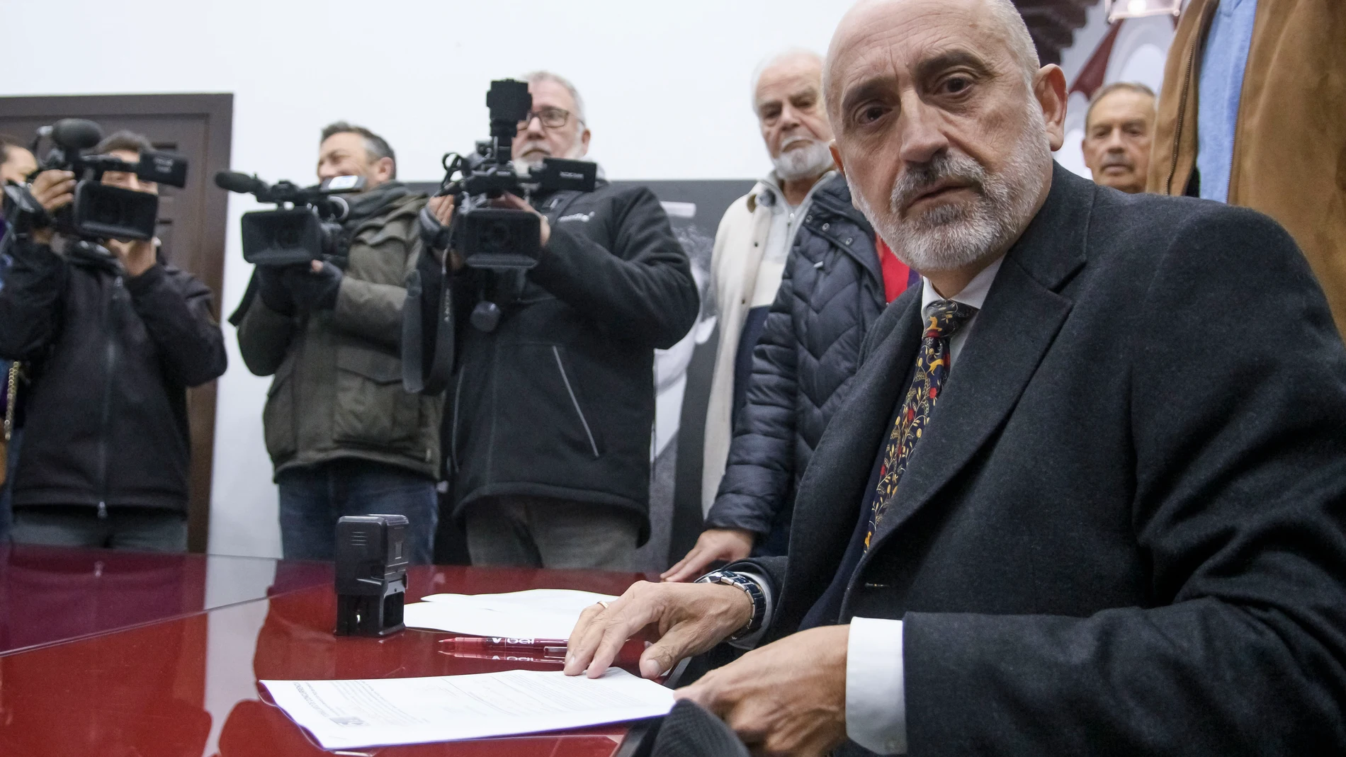 Luis Ángel Hierro formaliza la inscripción como precandidato en el proceso de primarias