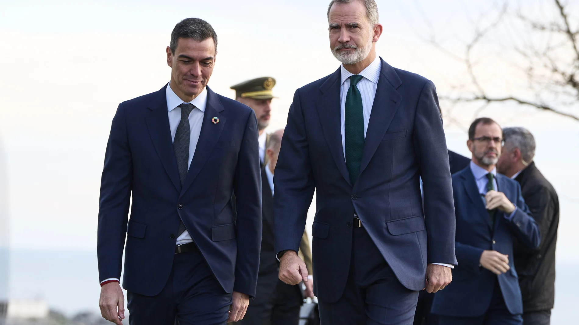 El presidente del Gobierno, Pedro Sánchez y el Rey, Felipe VI, a su llegada a la XXVII Conferencia de Presidentes, en el Palacio de la Magdalena, a 13 de diciembre de 2024, en Santander, Cantabria (España). La conferencia se celebra tras más de dos años sin convocarse, en una cita en la que el foco está puesto en la financiación autonómica en Cataluña, aunque el orden del día también incluye vivienda, migración y sanidad. 13 DICIEMBRE 2024 César Ortiz / Europa Press 13/12/2024