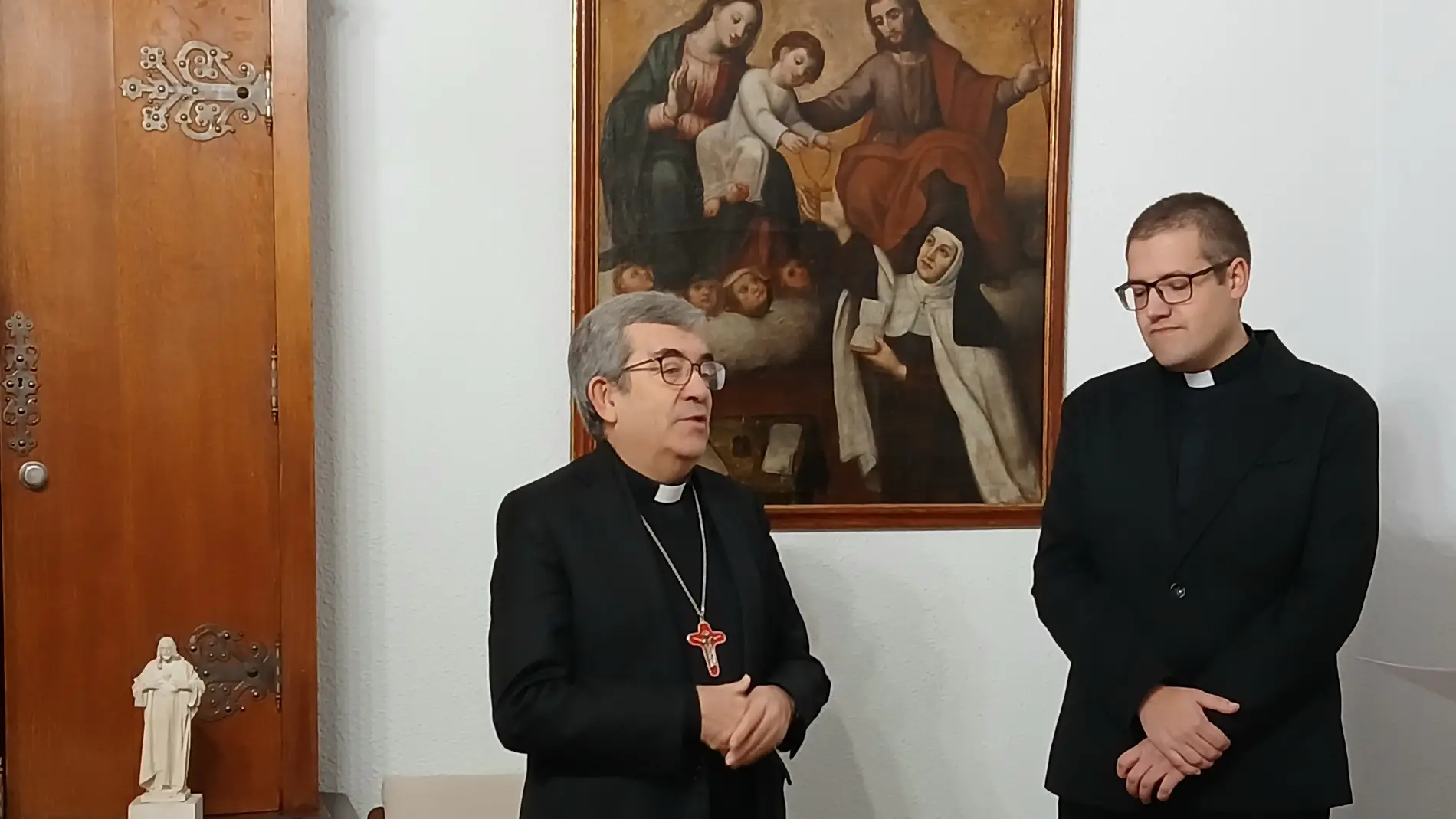 El diácono Alberto Muñoz, nuevo canciller-secretario del Arzobispado de Valladolid. En la imagen durante la toma de posesión junto al Arzobispo, Luis Argüello