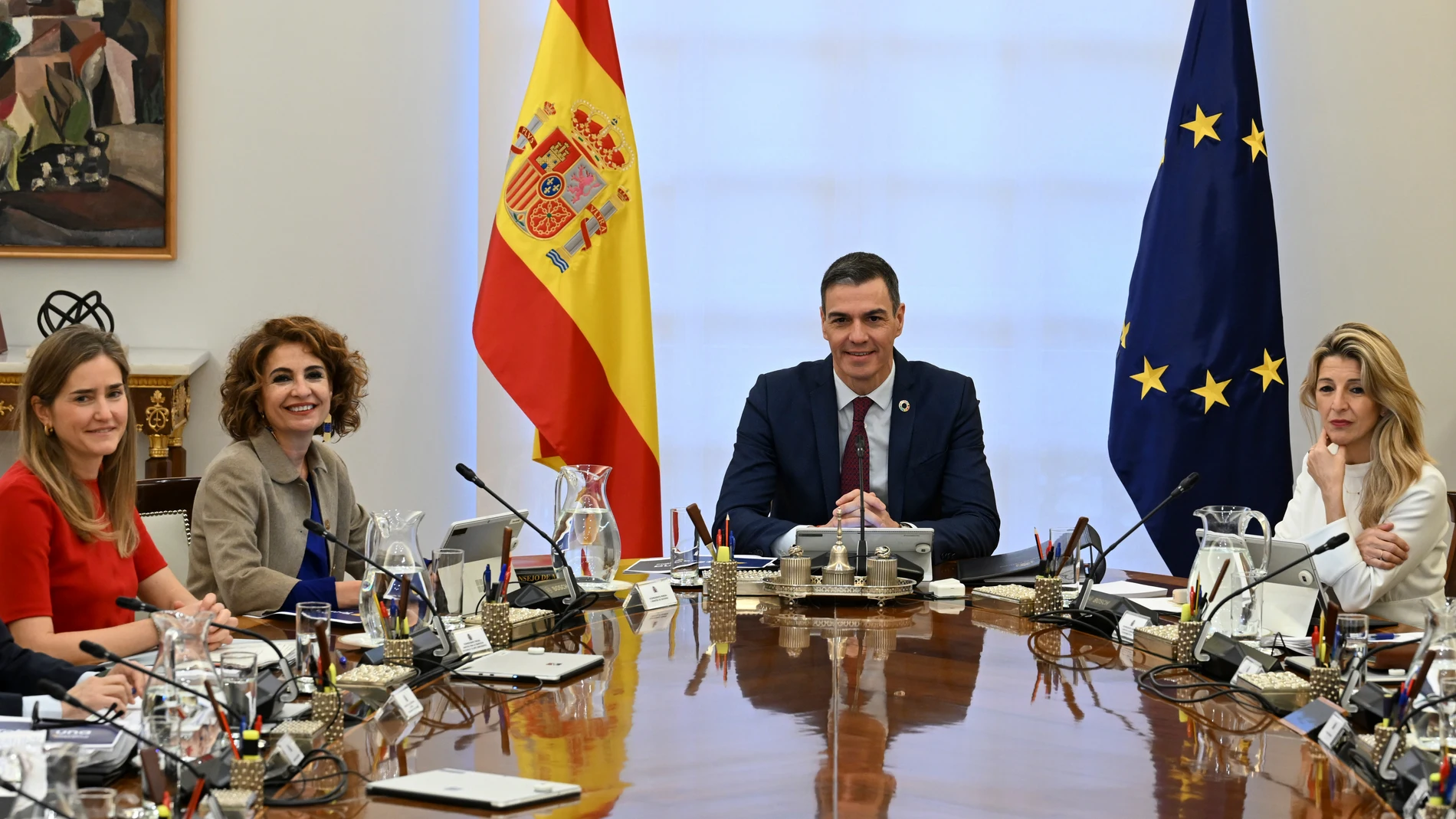 MADRID, 07/01/2025.- El jefe del Gobierno, Pedro Sánchez y las tres vicepresidentas, María Jesús Montero (2i), Yolanda Díaz (d) y Sara Aagesen, este martes, durante la primera reunión del año del Consejo de Ministros, en un ejercicio que el Ejecutivo inicia con el objetivo de aprobar unos nuevos presupuestos generales del Estado en el primer trimestre de 2025. EFE/ Moncloa/ Borja Puig de la Bellacasa </picture><figcaption><b>Primera reunión del año del Consejo de Ministros de 2025</b><span>Borja Puig de la Bellacasa</span><span>Agencia EFE</span></figcaption></figure></div></header></div><div class=