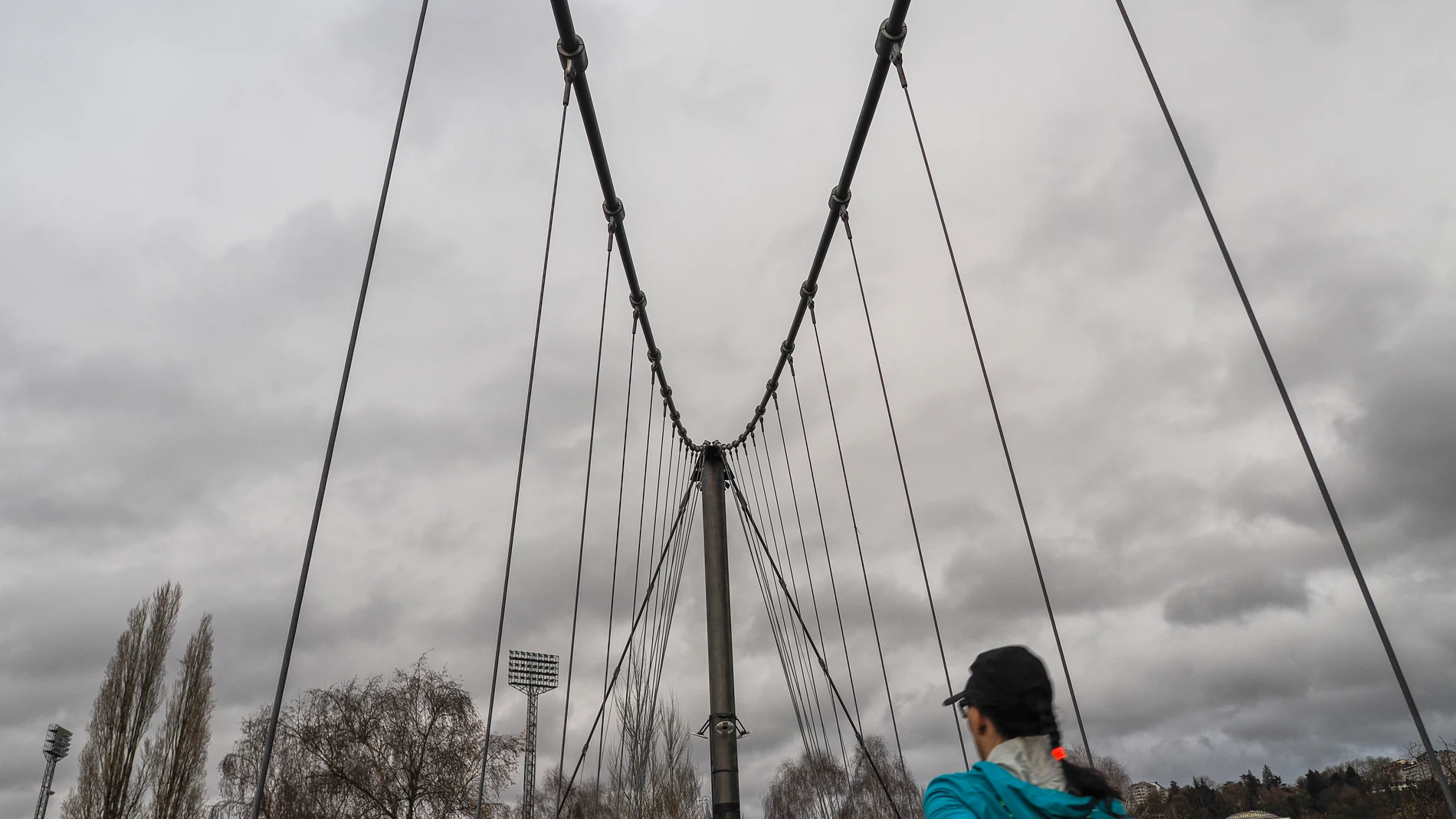 LUGO, 07/01/2025.- Paseo por el parque de la orilla del río Miño en Lugo, este martes. El miércoles una nueva borrasca situada al oeste de Francia cogerá a Galicia dentro de su radio de acción, enviando un frente frío en las primeras horas. EFE/ Eliseo Trigo