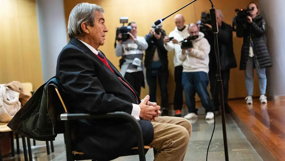 Álvarez-Cascos: "Es ridículo que a mis 77 años esté dando explicaciones de un ticket de 42 euros"